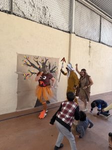 Alumnos del Colegio Liber creando un Árbol de la Gratitud por el Día de Gracias en Primaria
