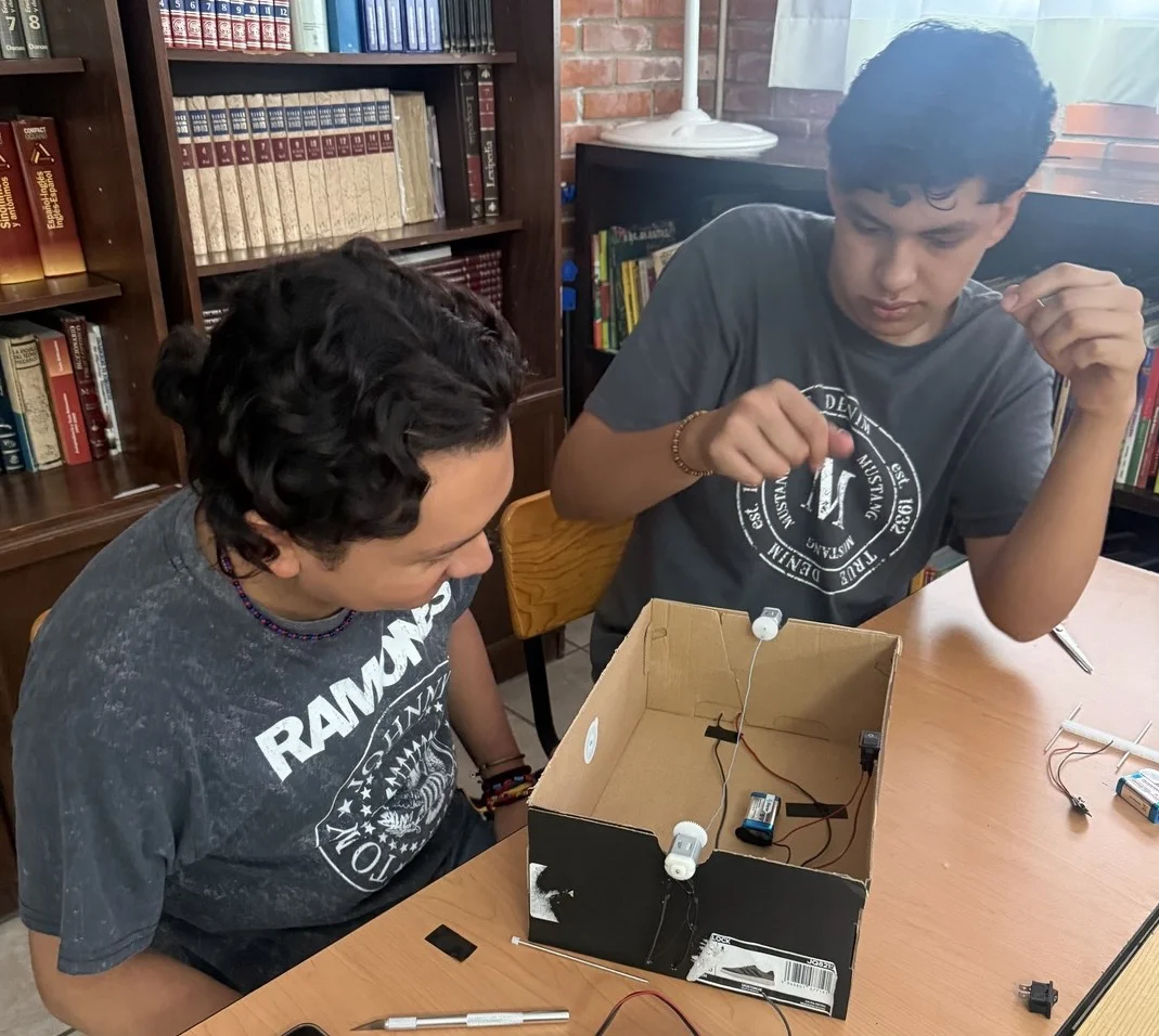 Motores + Cables + Interruptores = ¡Física en acción!